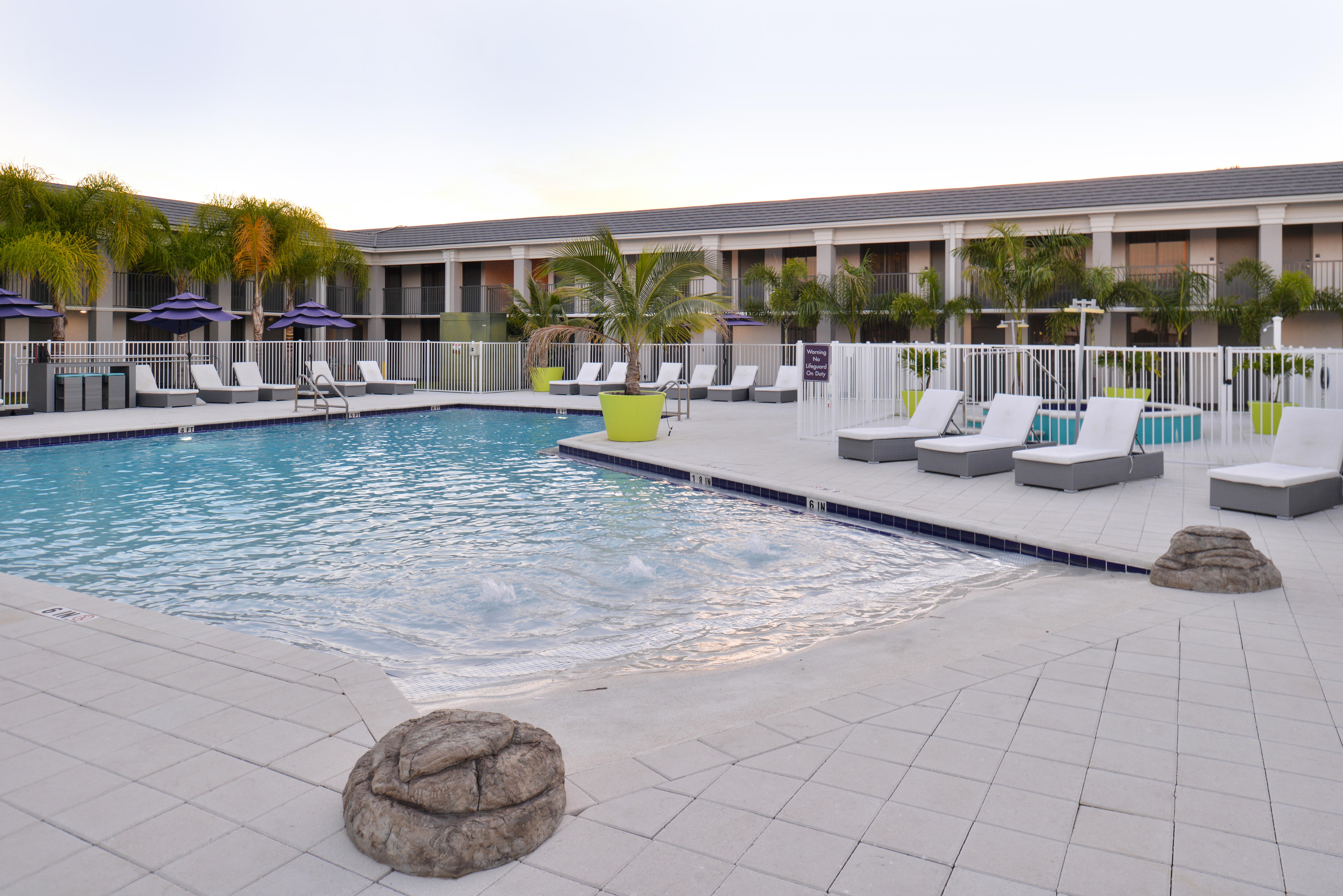 Clarion Inn & Suites Across From Universal Orlando Resort Exterior photo