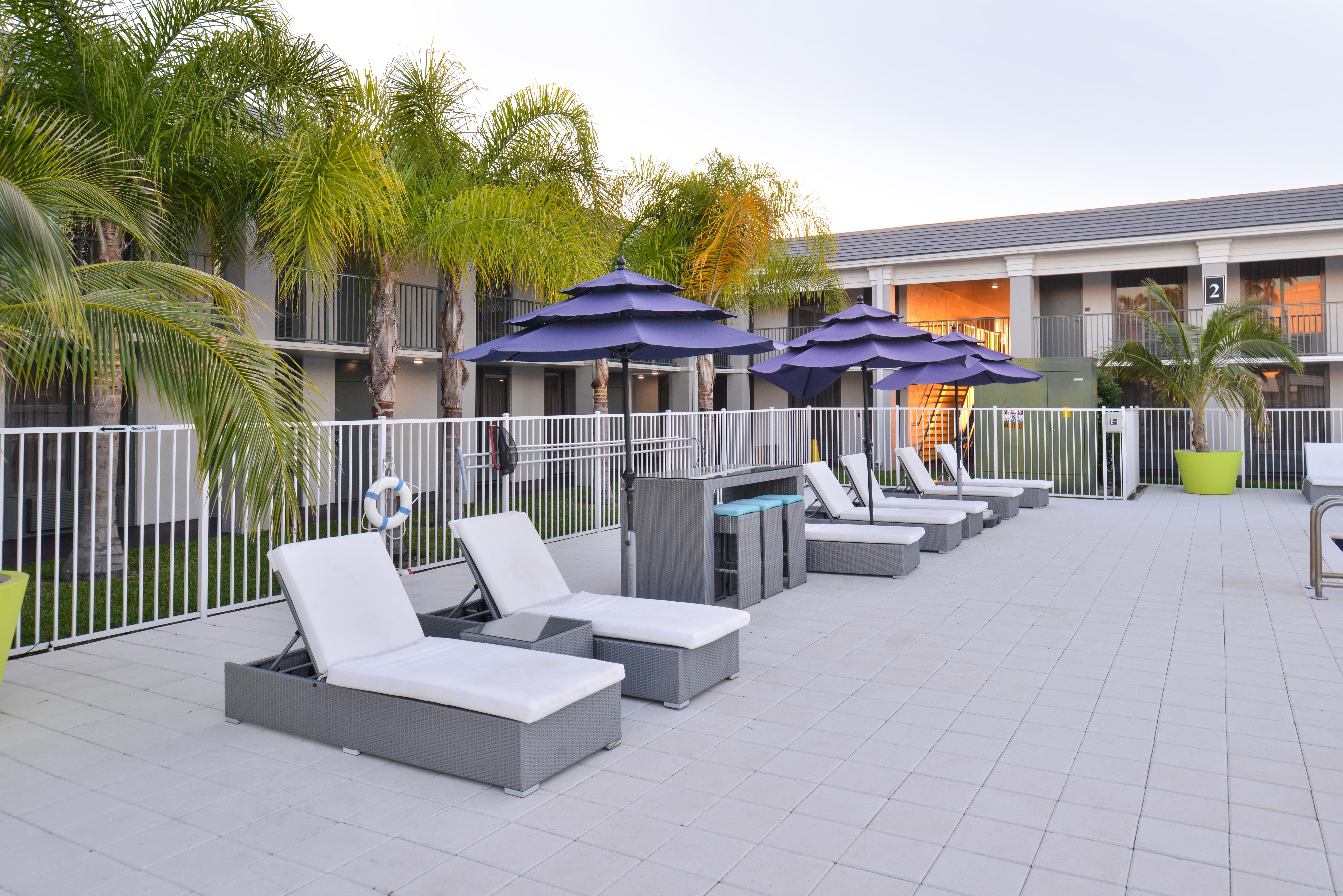Clarion Inn & Suites Across From Universal Orlando Resort Exterior photo