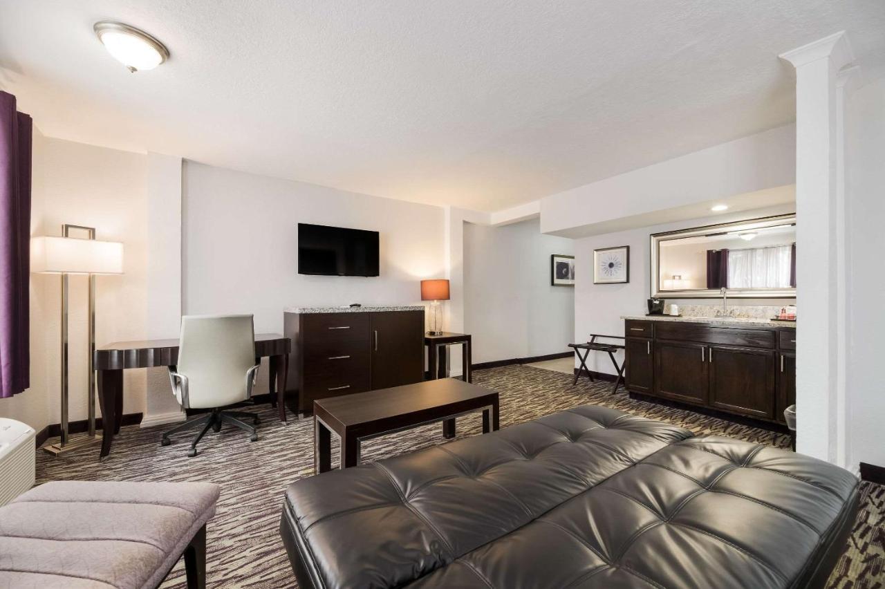 Clarion Inn & Suites Across From Universal Orlando Resort Exterior photo