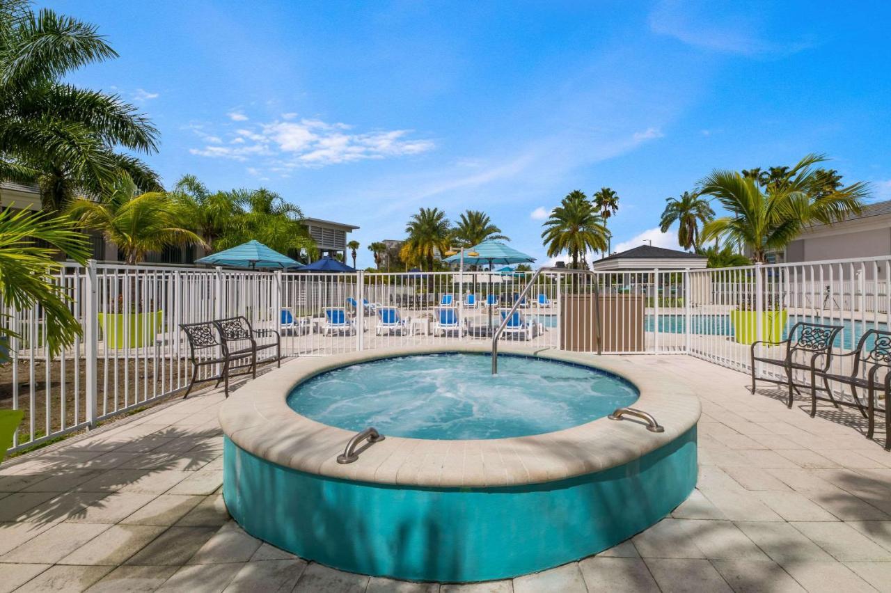 Clarion Inn & Suites Across From Universal Orlando Resort Exterior photo