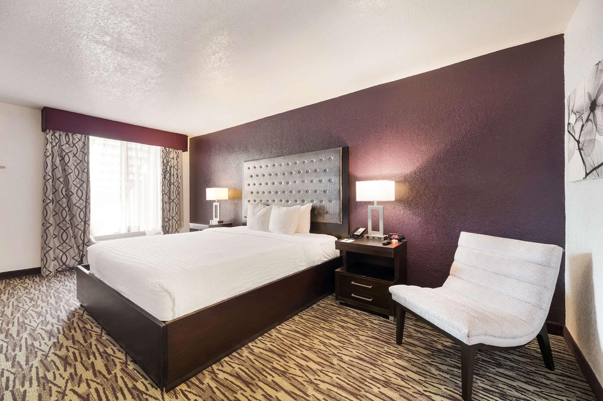 Clarion Inn & Suites Across From Universal Orlando Resort Exterior photo