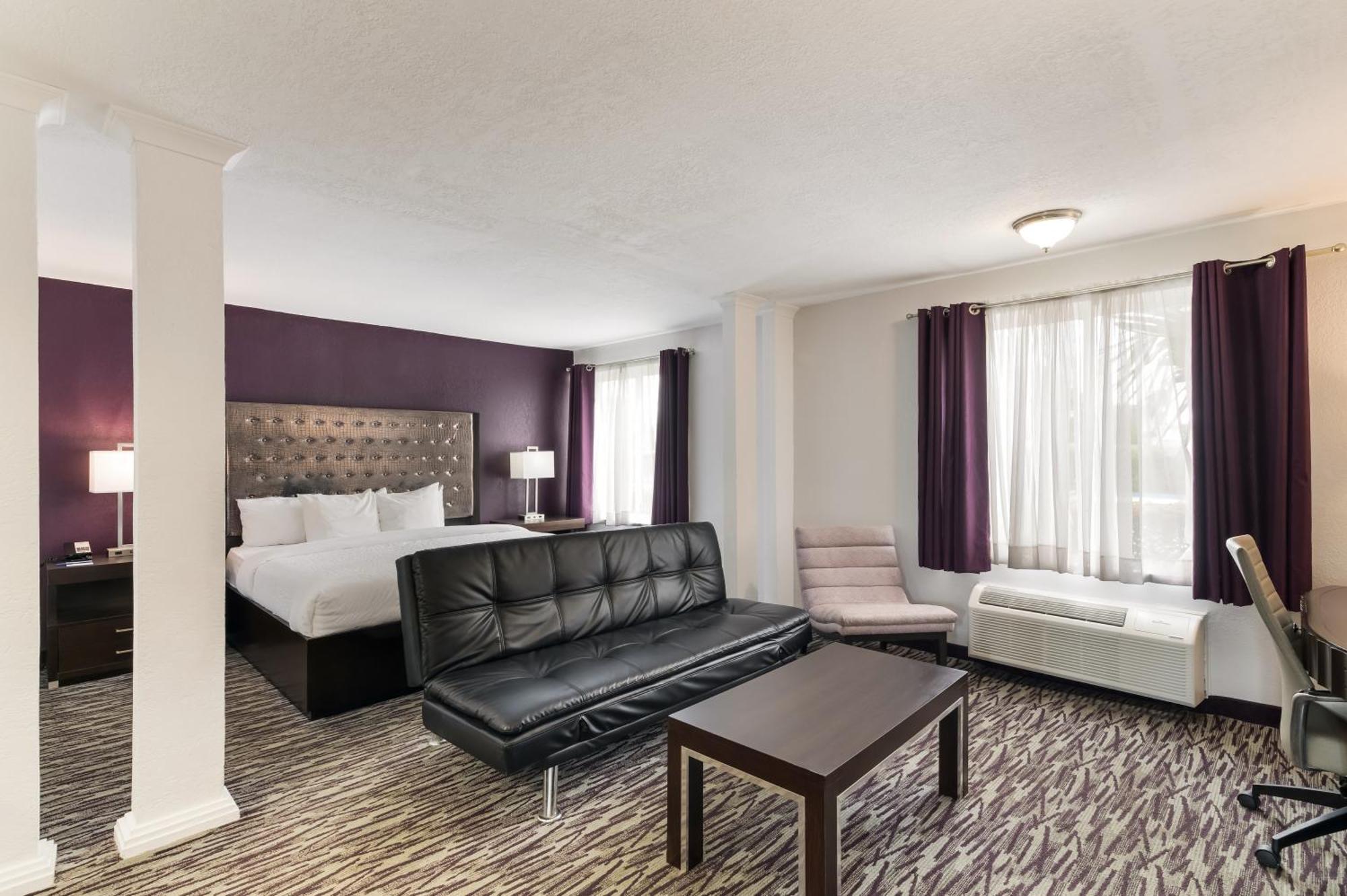Clarion Inn & Suites Across From Universal Orlando Resort Exterior photo