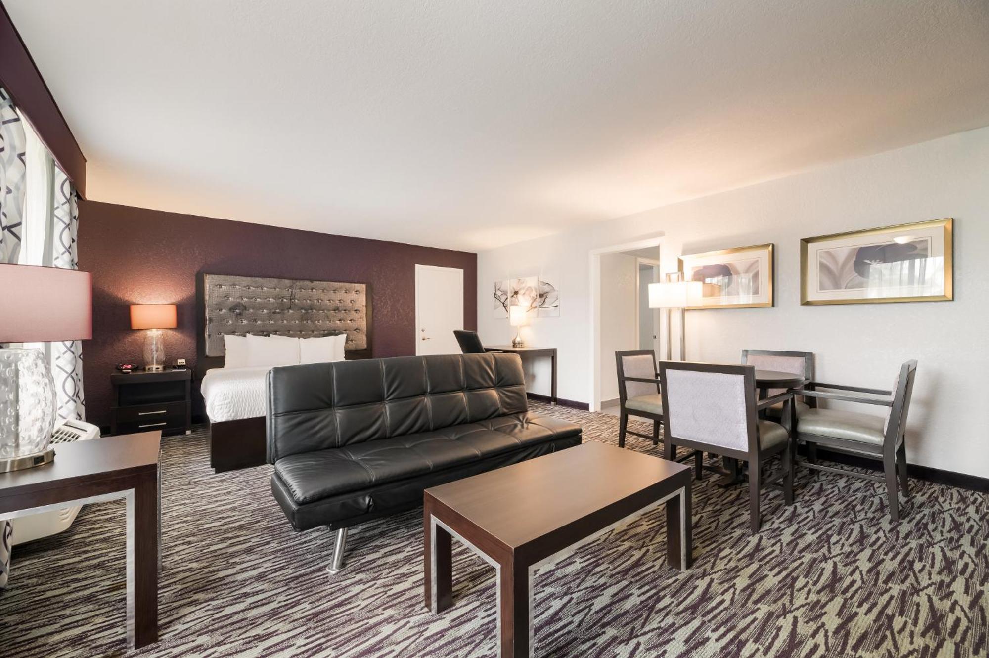 Clarion Inn & Suites Across From Universal Orlando Resort Exterior photo
